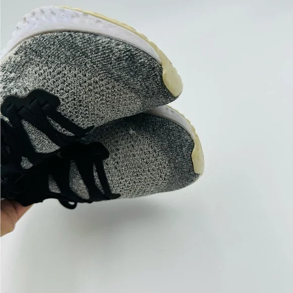 Nike Womens Epic React Flyknit 2 Black and White size 6.5 - Picture 10 of 11